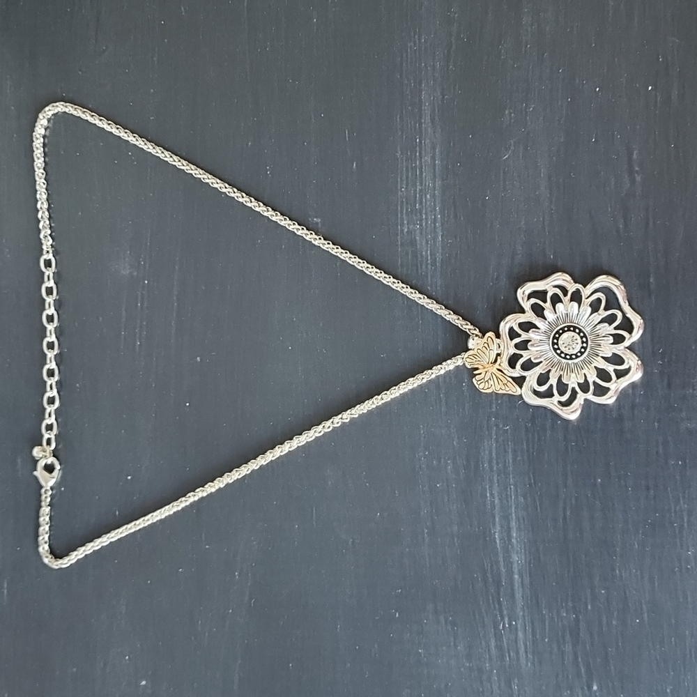 Beautiful flower necklace With butterfly